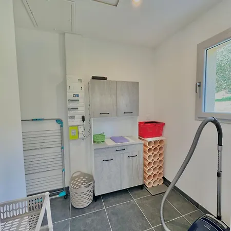 Maison De Plain-pied, Avec Climatisation, A 700 M Du Centre De Semesterbostad *